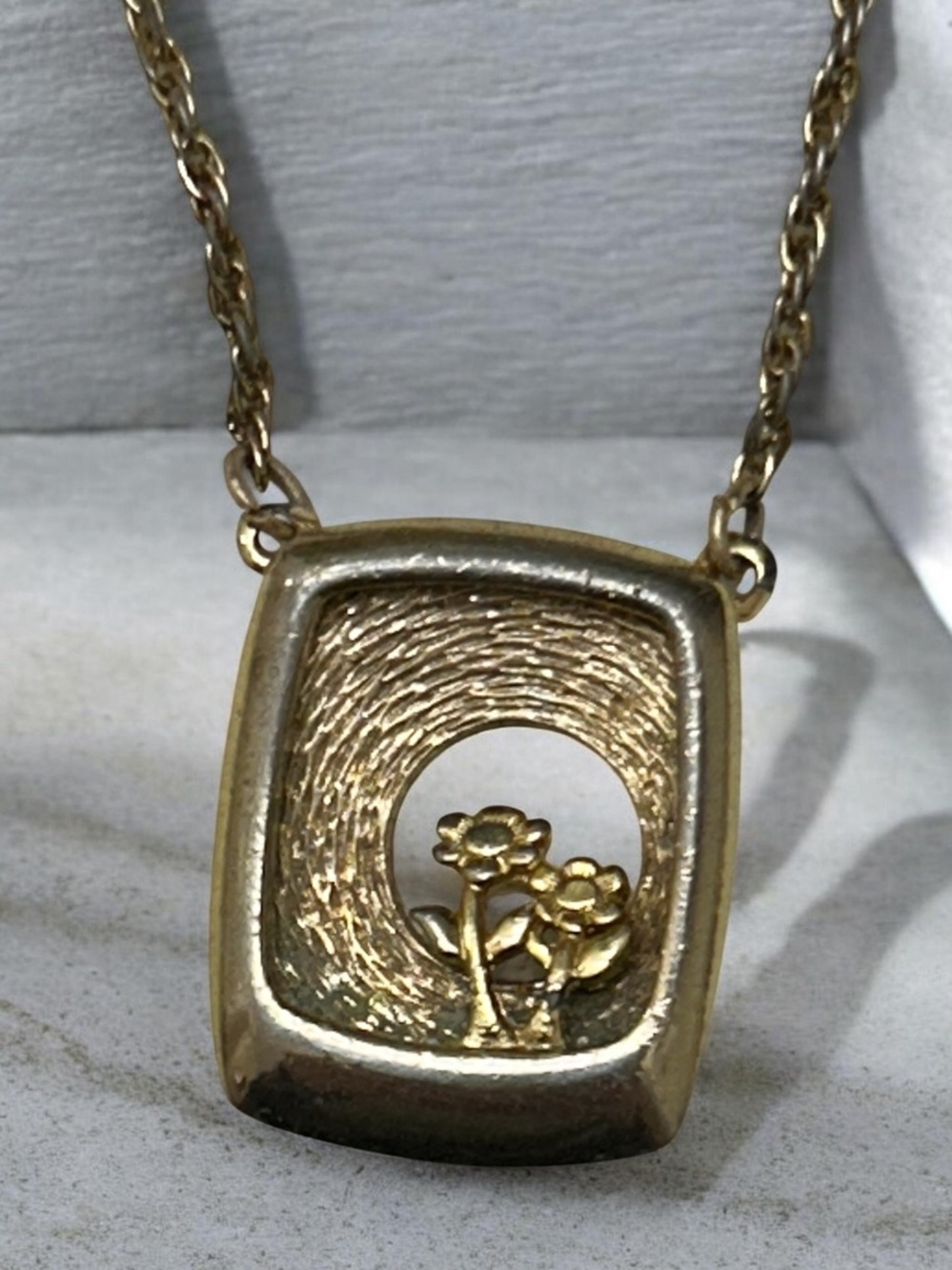 Vintage 1970’s 3D Flower Motif Pendant Necklace
